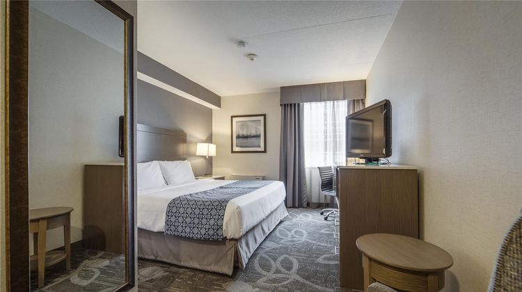 Monte Carlo Inn Airport Suites Room