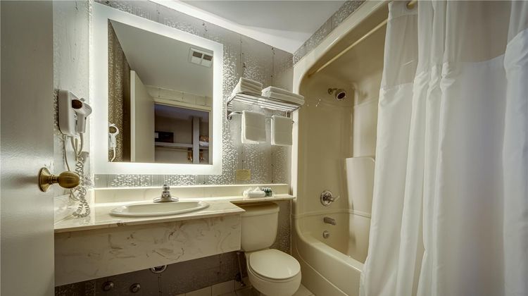 Monte Carlo Inn Toronto-Markham Room