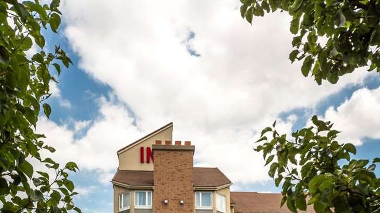 <b>Monte Carlo Inn Brampton Suites Exterior</b>. Images powered by <a href="https://iceportal.shijigroup.com/" title="IcePortal" target="_blank">IcePortal</a>.