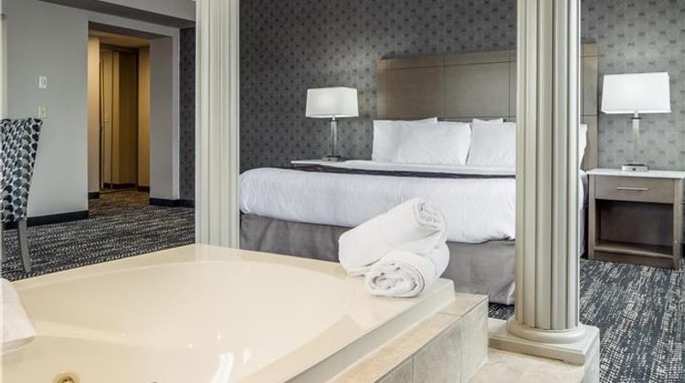 Monte Carlo Inn Brampton Suites Suite