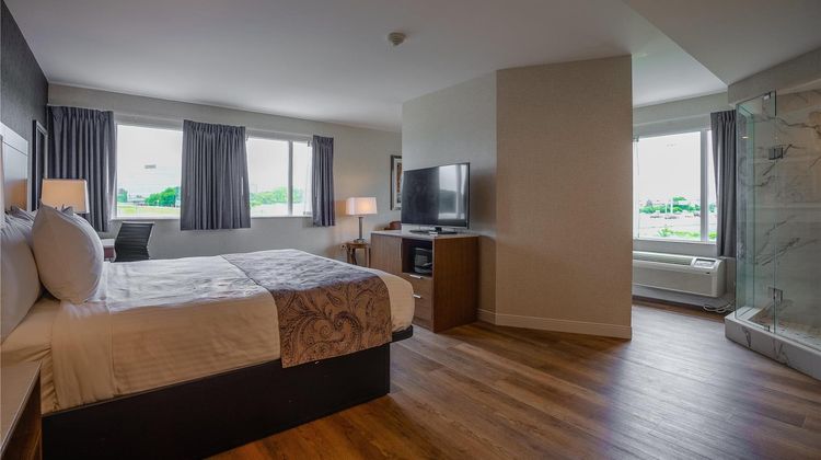 Monte Carlo Inn Oakville Suites Suite