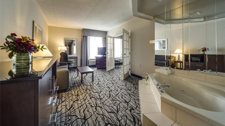 Monte Carlo Inn Oakville Suites Suite