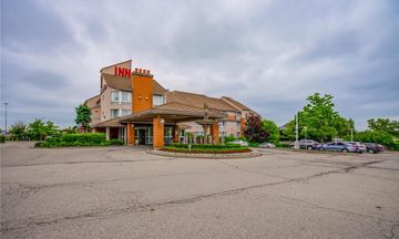 Monte Carlo Inn Oakville Suites