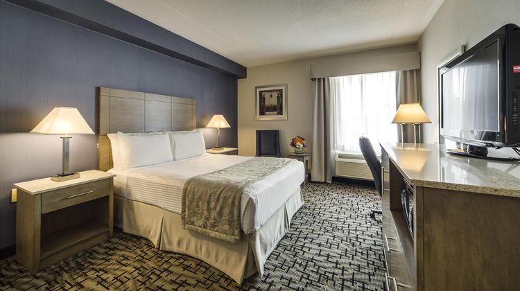 Monte Carlo Inn Oakville Suites Room