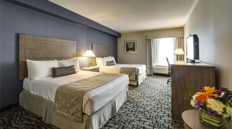 Monte Carlo Inn Oakville Suites Room