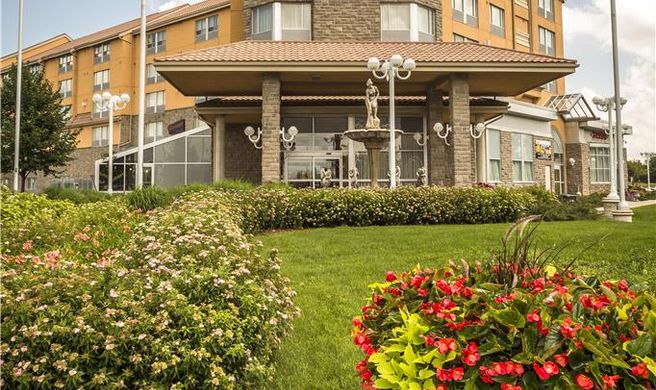Monte Carlo Inn & Suites Exterior
