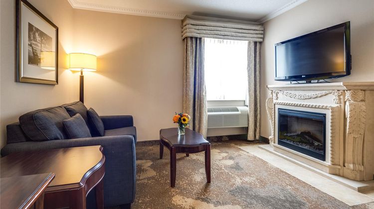 Monte Carlo Inn & Suites Suite