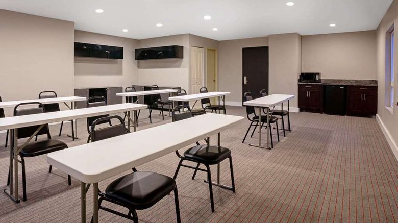 <b>La Quinta Inn & Stes Seattle Federal Way Meeting</b>. Images powered by <a href="https://iceportal.shijigroup.com/" title="IcePortal" target="_blank">IcePortal</a>.
