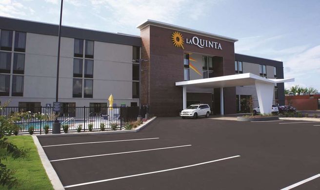 La Quinta Inn & Suites Columbus Exterior