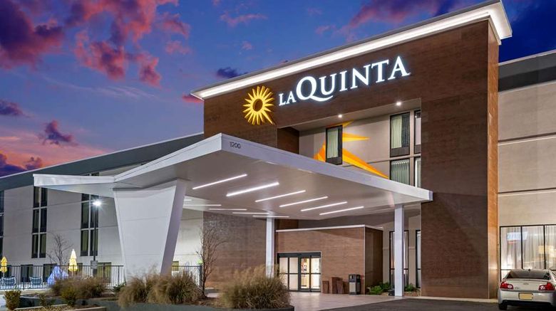 <b>La Quinta Inn & Suites Columbus Exterior</b>. Images powered by <a href="https://iceportal.shijigroup.com/" title="IcePortal" target="_blank">IcePortal</a>.