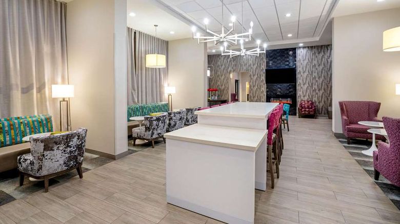 <b>La Quinta Inn & Suites Columbus Lobby</b>. Images powered by <a href="https://iceportal.shijigroup.com/" title="IcePortal" target="_blank">IcePortal</a>.