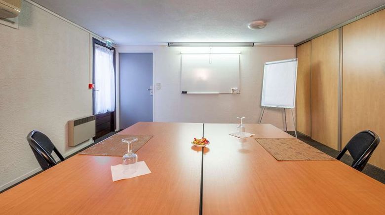 <b>Comfort Hotel Etampes Meeting</b>. Images powered by <a href="https://iceportal.shijigroup.com/" title="IcePortal" target="_blank">IcePortal</a>.