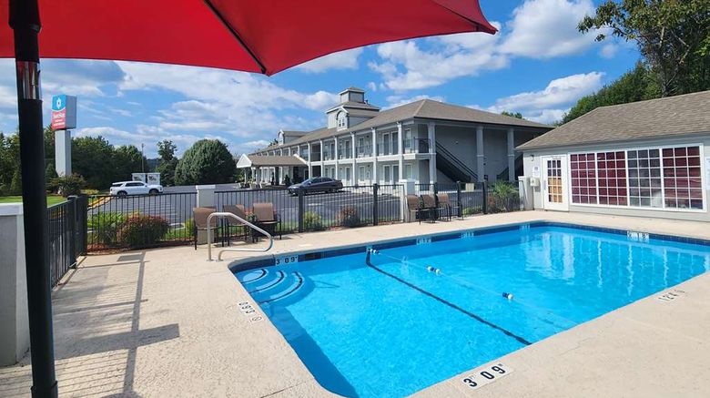 <b>SureStay Plus Hotel by Best Western Pool</b>. Images powered by <a href="https://iceportal.shijigroup.com/" title="IcePortal" target="_blank">IcePortal</a>.