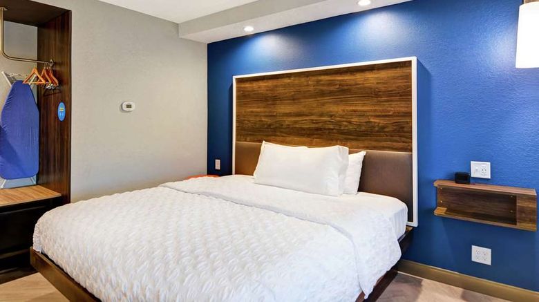 <b>Tru by Hilton Richmond Room</b>. Images powered by <a href="https://iceportal.shijigroup.com/" title="IcePortal" target="_blank">IcePortal</a>.