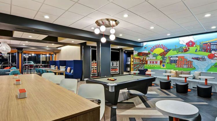 Tru by Hilton Richmond Lobby
