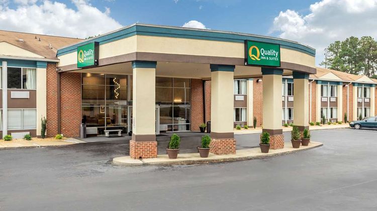 Quality Inn & Suites Exterior