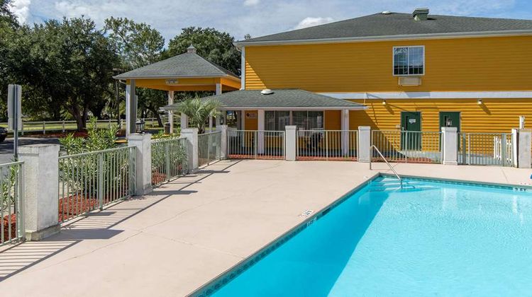 Quality Inn Kingstree Pool