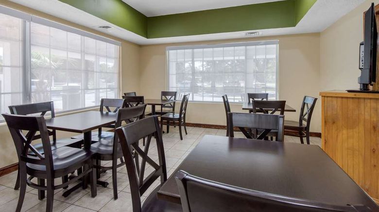 <b>Quality Inn Kingstree Restaurant</b>. Images powered by <a href="https://iceportal.shijigroup.com/" title="IcePortal" target="_blank">IcePortal</a>.