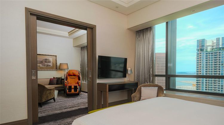 Carlton City Hotel Singapore Suite