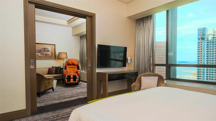 Carlton City Hotel Singapore Suite