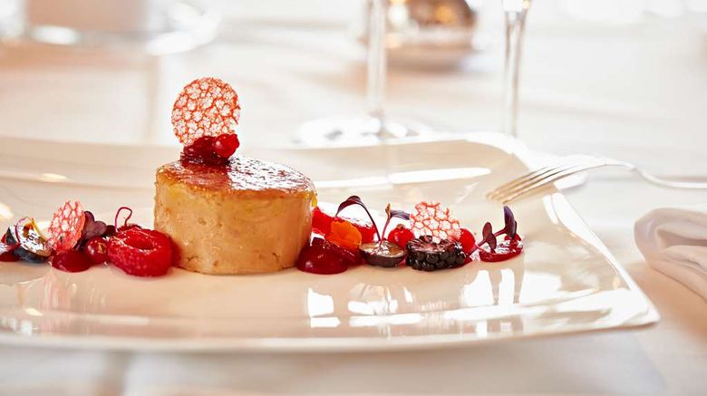<b>Hotel Schweizerhof Zurich Restaurant</b>. Images powered by <a href="https://iceportal.shijigroup.com/" title="IcePortal" target="_blank">IcePortal</a>.