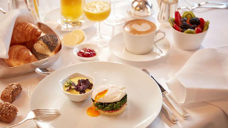 <b>Hotel Schweizerhof Zurich Restaurant</b>. Images powered by <a href="https://iceportal.shijigroup.com/" title="IcePortal" target="_blank">IcePortal</a>.