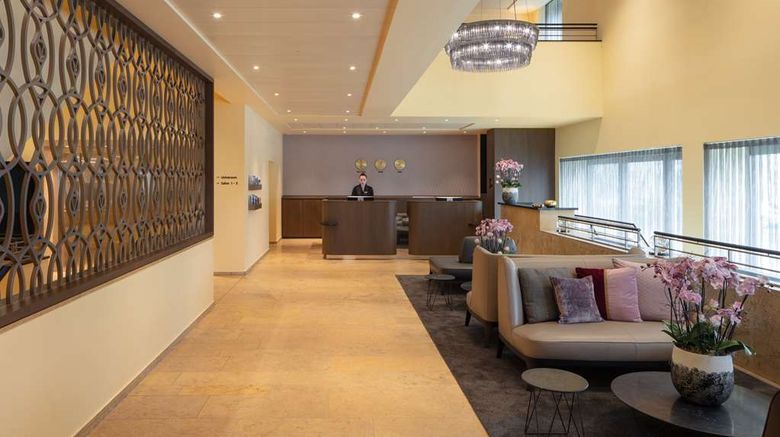 <b>Hotel Victoria Lobby</b>. Images powered by <a href="https://iceportal.shijigroup.com/" title="IcePortal" target="_blank">IcePortal</a>.