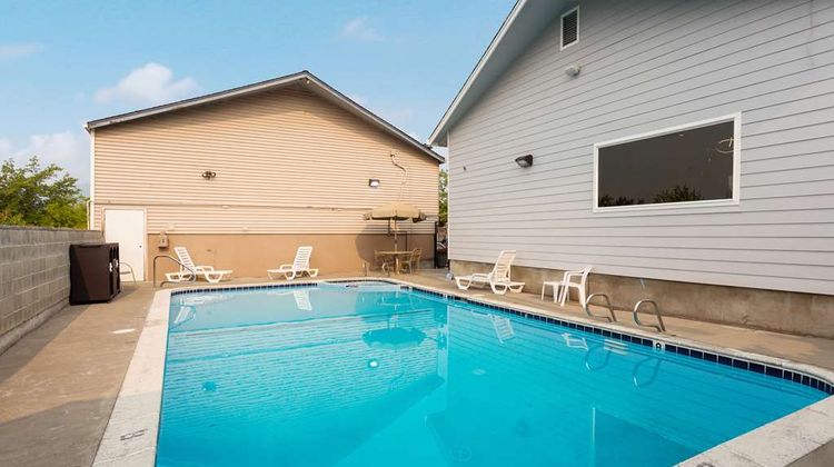 Red Lion Inn & Suites Grants Pass Pool
