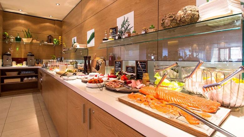 <b>Radisson Blu Resort Bukovel Restaurant</b>. Images powered by <a href="https://iceportal.shijigroup.com/" title="IcePortal" target="_blank">IcePortal</a>.