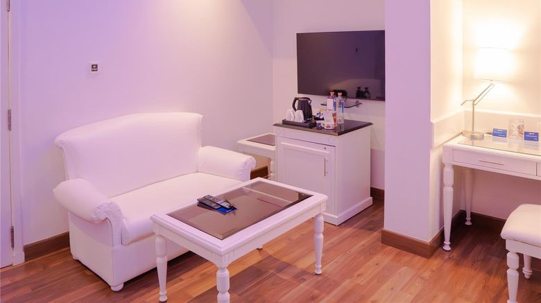 <b>Radisson Blu Kochi Suite</b>. Images powered by <a href="https://iceportal.shijigroup.com/" title="IcePortal" target="_blank">IcePortal</a>.