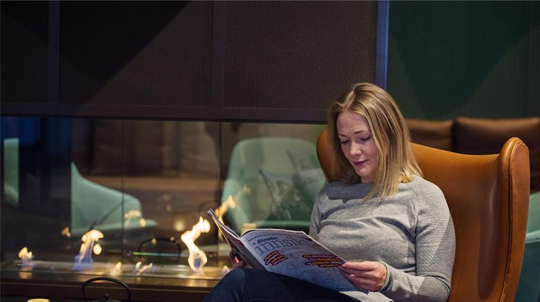 <b>Radisson Blu Polar Hotel Spitsbergen Lobby</b>. Images powered by <a href="https://iceportal.shijigroup.com/" title="IcePortal" target="_blank">IcePortal</a>.