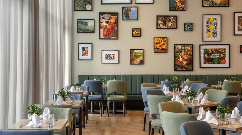 <b>Radisson Blu Hotel Maputo Restaurant</b>. Images powered by <a href="https://iceportal.shijigroup.com/" title="IcePortal" target="_blank">IcePortal</a>.