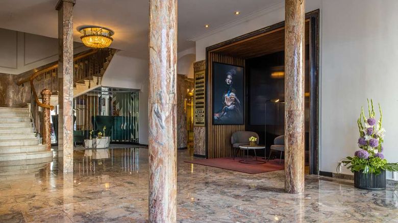 <b>Radisson Blu Schwarzer Bock Hotel Lobby</b>. Images powered by <a href="https://iceportal.shijigroup.com/" title="IcePortal" target="_blank">IcePortal</a>.