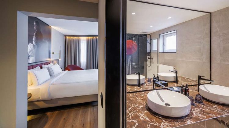 Radisson RED Berlin Kudamm Suite