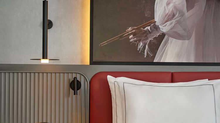 Radisson RED Berlin Kudamm Suite