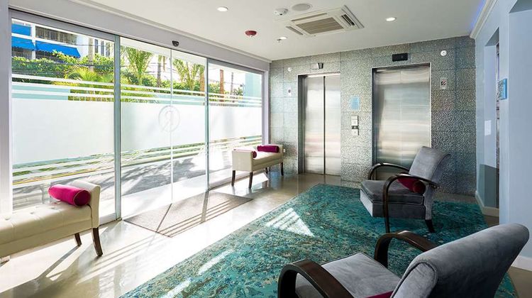 R Hotel Kingston Lobby