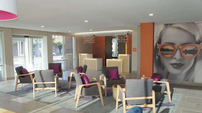 <b>La Quinta Inn & Suites Madera Lobby</b>. Images powered by <a href="https://iceportal.shijigroup.com/" title="IcePortal" target="_blank">IcePortal</a>.