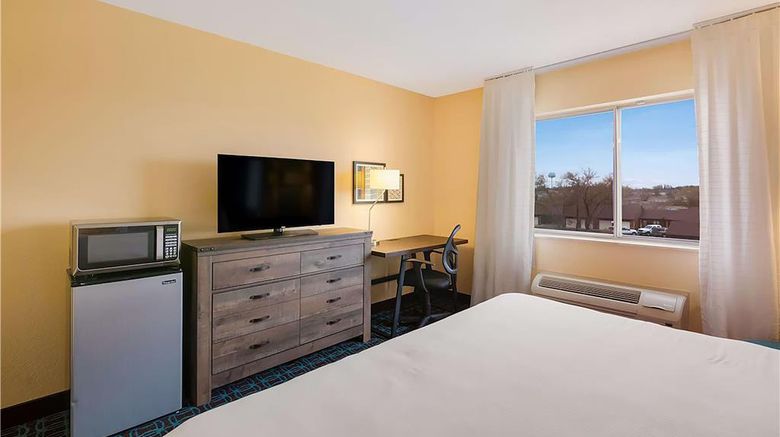 <b>AmericInn by Wyndham Minot Room</b>. Images powered by <a href="https://iceportal.shijigroup.com/" title="IcePortal" target="_blank">IcePortal</a>.