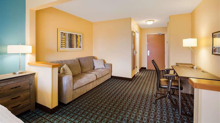 AmericInn by Wyndham Minot Suite