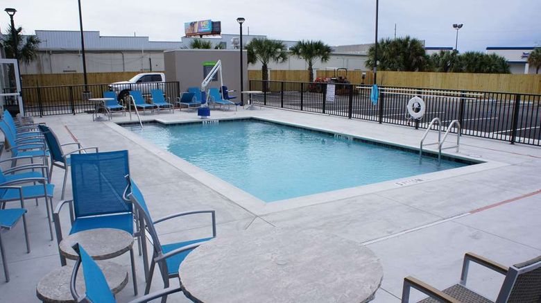 <b>La Quinta Inn & Suites Mobile I-65 Pool</b>. Images powered by <a href="https://iceportal.shijigroup.com/" title="IcePortal" target="_blank">IcePortal</a>.