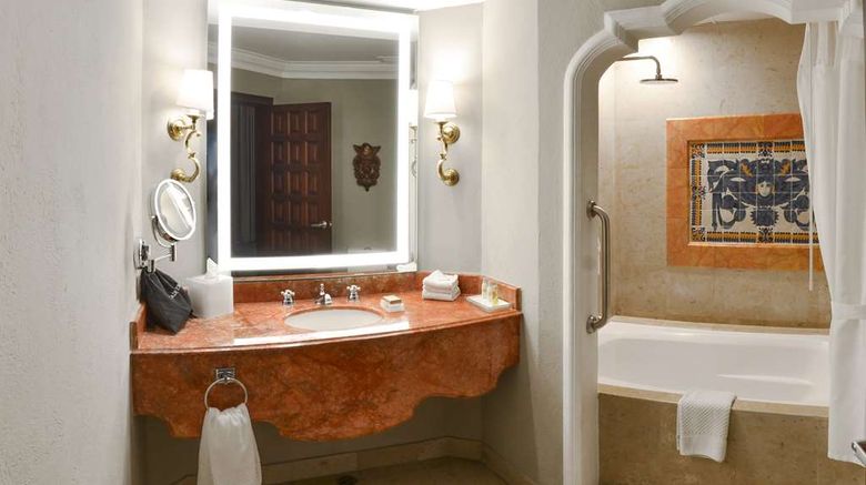 <b>Hilton Guatemala City Room</b>. Images powered by <a href="https://iceportal.shijigroup.com/" title="IcePortal" target="_blank">IcePortal</a>.