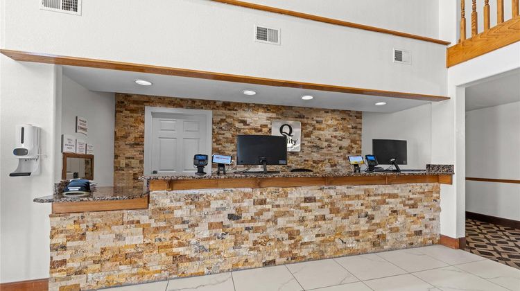 Quality Inn Dodge City Lobby