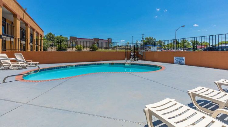 Quality Inn Starkville Pool