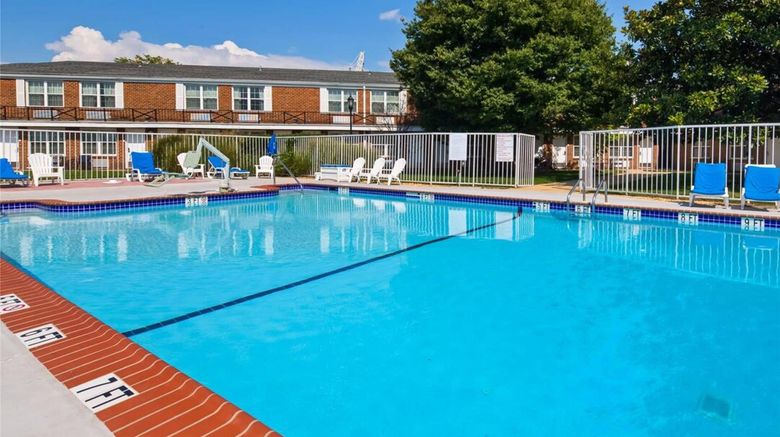 <b>Clarion Inn Falls Church-Arlington Pool</b>. Images powered by <a href="https://iceportal.shijigroup.com/" title="IcePortal" target="_blank">IcePortal</a>.