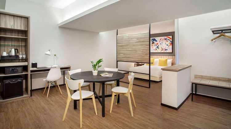 Days Hotel & Suites Fraser Business Park Room