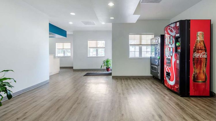 Suburban Studios Birmingham/Homewood Lobby