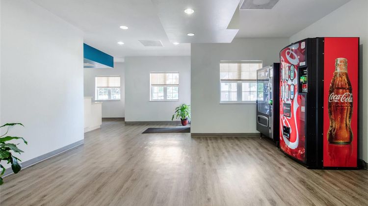 Suburban Studios Birmingham/Homewood Lobby