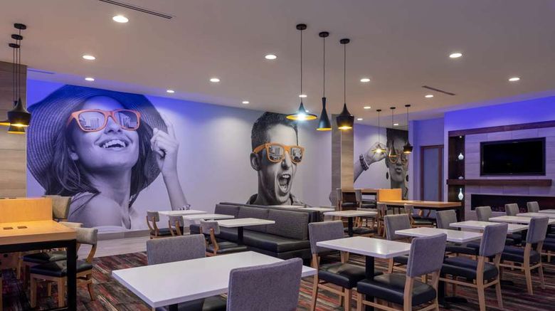 <b>La Quinta Inn & Suites Greensboro Lobby</b>. Images powered by <a href="https://iceportal.shijigroup.com/" title="IcePortal" target="_blank">IcePortal</a>.