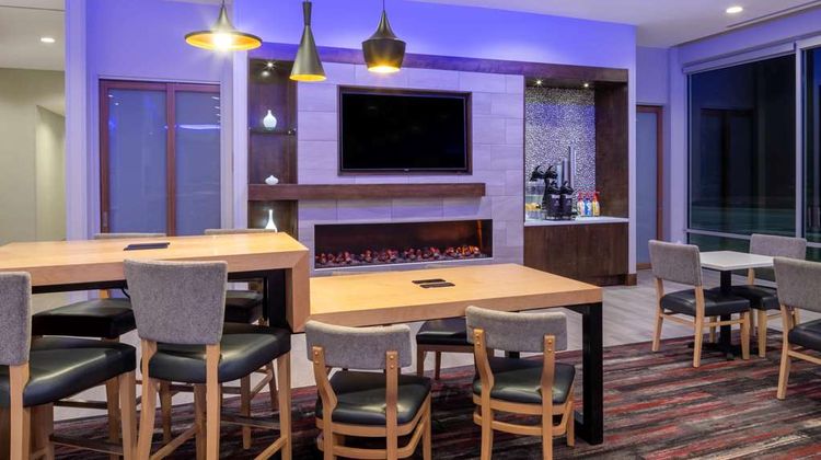 La Quinta Inn & Suites Greensboro Lobby