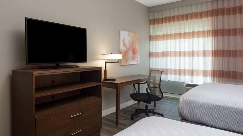 <b>La Quinta Inn & Suites Greensboro Room</b>. Images powered by <a href="https://iceportal.shijigroup.com/" title="IcePortal" target="_blank">IcePortal</a>.
